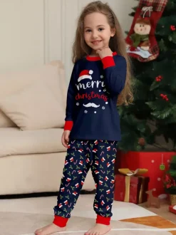 Pyjamas familiaux bleu marine et rouge « Joyeux Noël » imprimé canne à sucre collection 2026