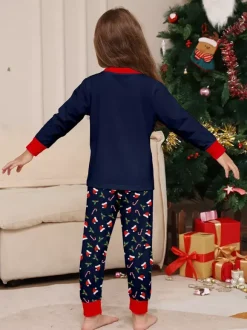 Pyjamas familiaux bleu marine et rouge « Joyeux Noël » imprimé canne à sucre collection 2026