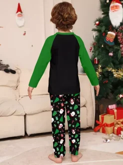 Pyjamas familiaux raglan noirs et verts à imprimé sapin et bonhomme de neige Joyeux Noël 2026