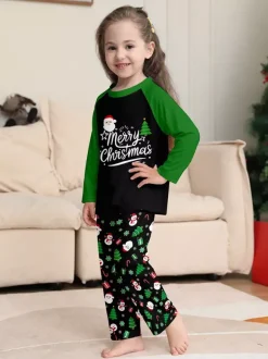Pyjamas familiaux raglan noirs et verts à imprimé sapin et bonhomme de neige Joyeux Noël 2026