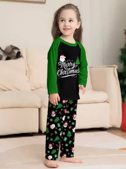 Pyjamas familiaux raglan noirs et verts à imprimé sapin et bonhomme de neige Joyeux Noël 2026
