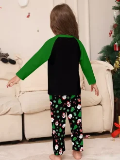 Pyjamas familiaux raglan noirs et verts à imprimé sapin et bonhomme de neige Joyeux Noël 2026
