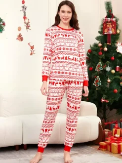 Pyjamas de Noël familiaux classiques à imprimé rennes rouges et blancs collection 2026