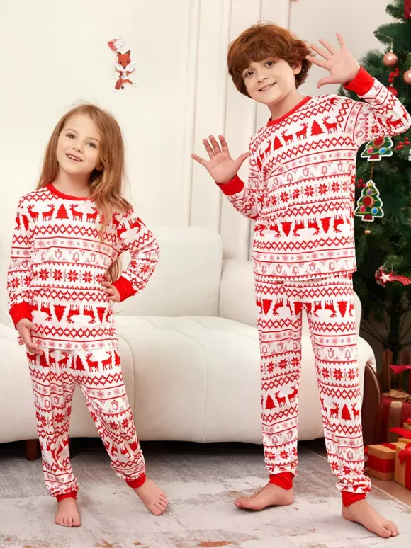 Pyjamas de Noël familiaux classiques à imprimé rennes rouges et blancs collection 2026