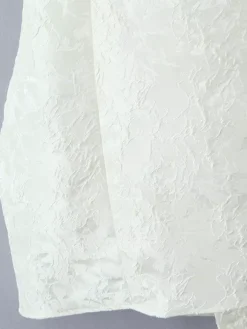 Robe blanche chic à n艙uds sculptants et sans manches col carré idéale pour une soirée romantique.