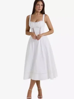 Robe blanche chic mi-longue sans manches et bustier pour une soirée en amoureux
