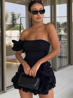 Robe blanche chic mini dos nu à volants et fermeture éclair sans manches et bustier idéale pour une soirée en amoureux.