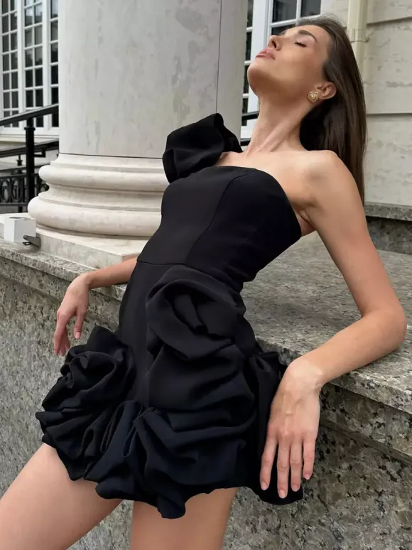Robe blanche chic mini dos nu à volants et fermeture éclair sans manches et bustier idéale pour une soirée en amoureux.
