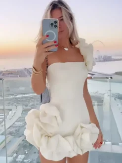 Robe blanche chic mini dos nu à volants et fermeture éclair sans manches et bustier idéale pour une soirée en amoureux.