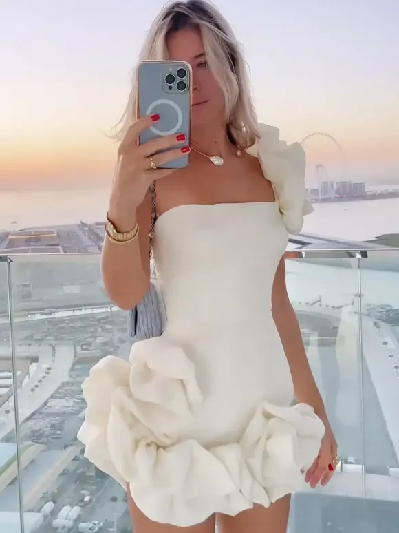 Robe blanche chic mini dos nu à volants et fermeture éclair sans manches et bustier idéale pour une soirée en amoureux.
