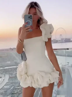 Robe blanche chic mini dos nu à volants et fermeture éclair sans manches et bustier idéale pour une soirée en amoureux.