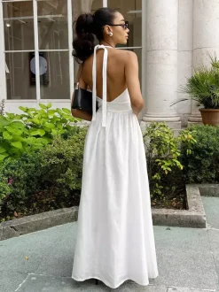 Robe blanche cintrée et élégante à col en V parfaite pour les événements estivaux.