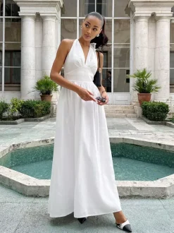 Robe blanche cintrée et élégante à col en V parfaite pour les événements estivaux.