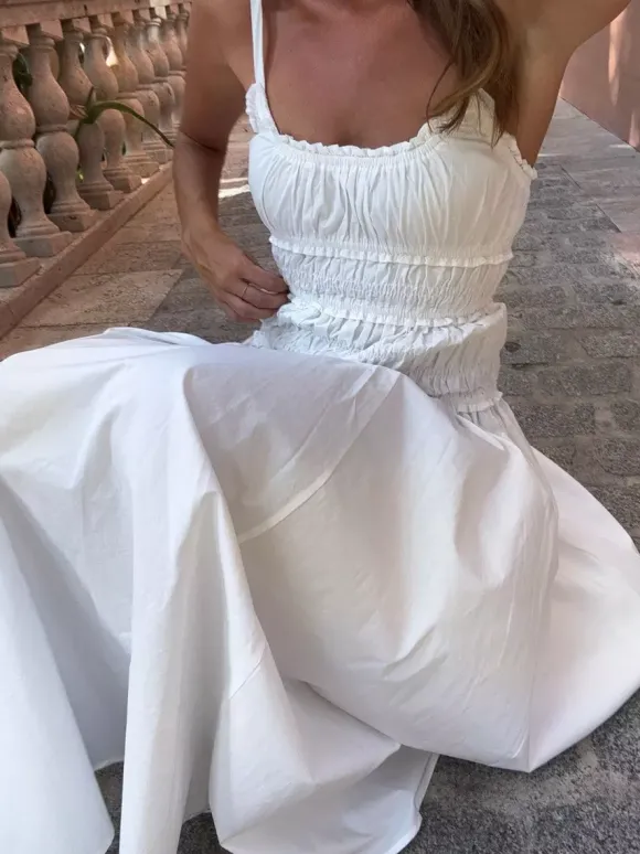 Robe blanche décontractée à bretelles plissées et sans manches pour une soirée en amoureux