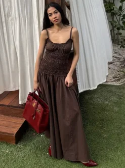 Robe blanche décontractée à bretelles plissées et sans manches pour une soirée en amoureux