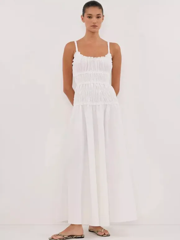 Robe blanche décontractée à bretelles plissées et sans manches pour une soirée en amoureux