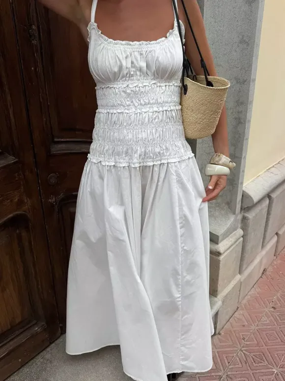 Robe blanche décontractée à bretelles plissées et sans manches pour une soirée en amoureux