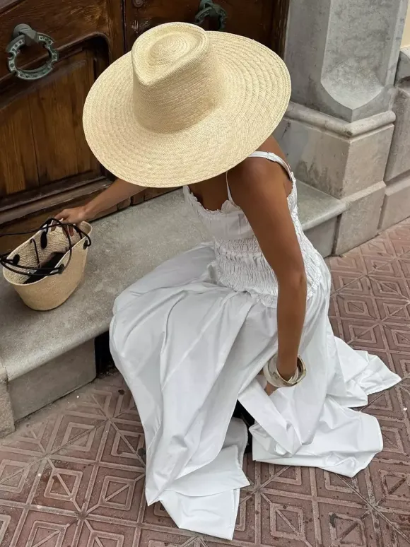 Robe blanche décontractée à bretelles plissées et sans manches pour une soirée en amoureux