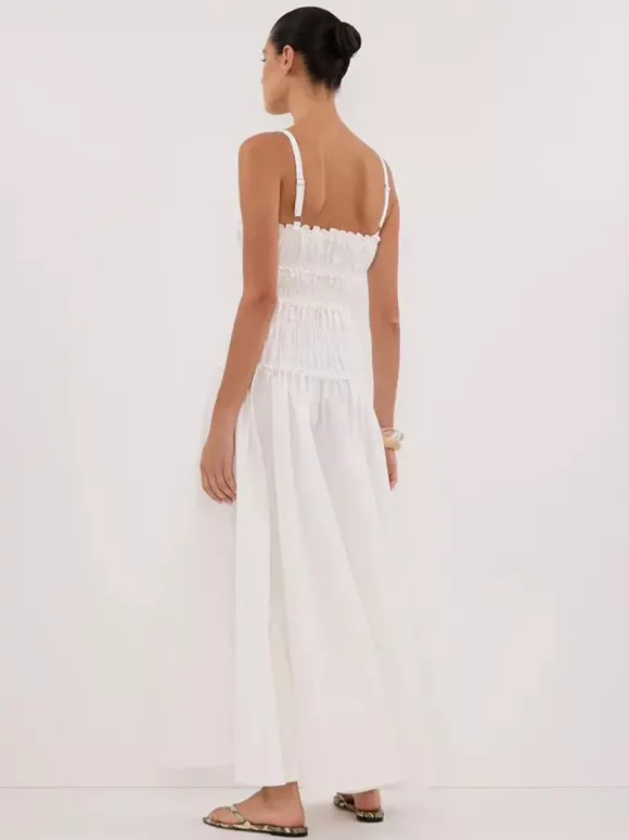 Robe blanche décontractée à bretelles plissées et sans manches pour une soirée en amoureux