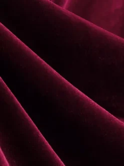 Robe bordeaux cintrée et élégante à jupe trapèze parfaite pour les soirées.
