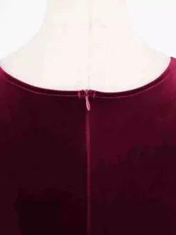 Robe bordeaux cintrée et élégante à jupe trapèze parfaite pour les soirées.
