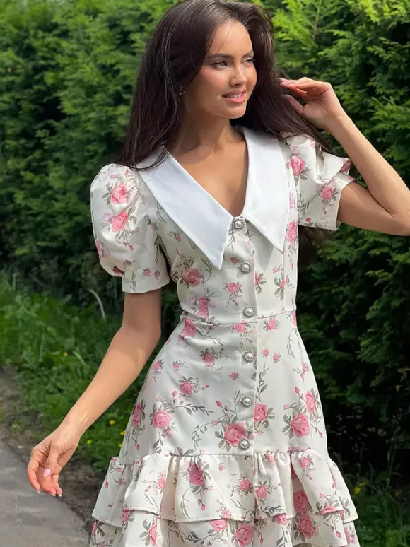 Robe courte à imprimé floral manches bouffantes col Claudine et lacets dans le dos été 2026