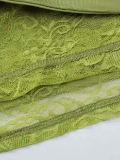 Robe courte asymétrique plissée en dentelle à manches courtes et épaules dénudées idéale pour un rendez-vous galant. Robe verte sexy à épaules dénudées.