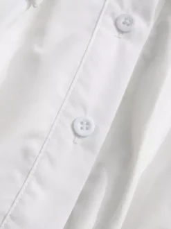 Robe courte blanche boutonnée à manches longues et col rabattu idéale pour tous les jours.