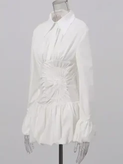 Robe courte blanche boutonnée à manches longues et col rabattu idéale pour tous les jours.