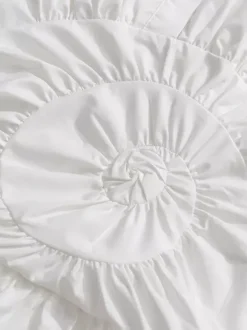 Robe courte blanche boutonnée à manches longues et col rabattu idéale pour tous les jours.