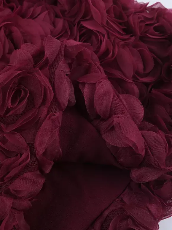 Robe courte bordeaux à ourlet en pétales de rose 3D pour femme - Robe moulante romantique avec foulard - Tenue de soirée estivale élégante et raffinée 2026