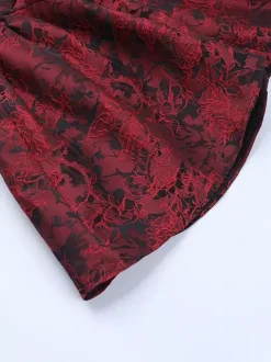 Robe courte bordeaux à épaules dénudées en jacquard fleuri - Idéale pour un bal de promo ou une fête d'anniversaire (2026)