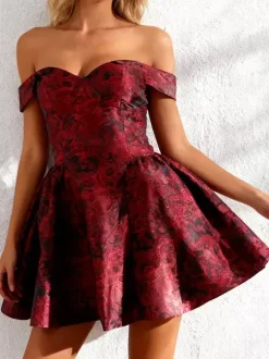 Robe courte bordeaux à épaules dénudées en jacquard fleuri - Idéale pour un bal de promo ou une fête d'anniversaire (2026)