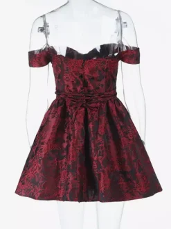 Robe courte bordeaux à épaules dénudées en jacquard fleuri - Idéale pour un bal de promo ou une fête d'anniversaire (2026)
