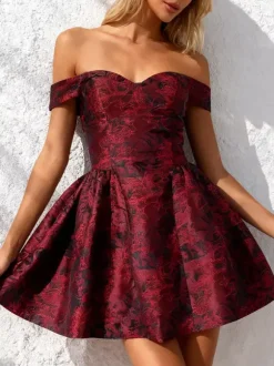 Robe courte bordeaux à épaules dénudées en jacquard fleuri - Idéale pour un bal de promo ou une fête d'anniversaire (2026)