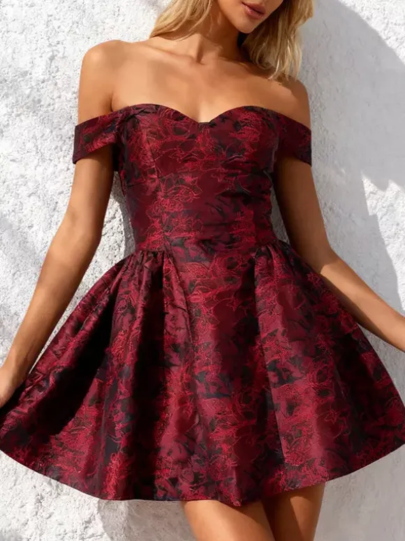 Robe courte bordeaux à épaules dénudées en jacquard fleuri - Idéale pour un bal de promo ou une fête d'anniversaire (2026)