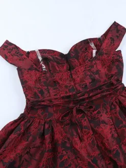 Robe courte bordeaux à épaules dénudées en jacquard fleuri - Idéale pour un bal de promo ou une fête d'anniversaire (2026)