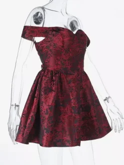 Robe courte bordeaux à épaules dénudées en jacquard fleuri - Idéale pour un bal de promo ou une fête d'anniversaire (2026)