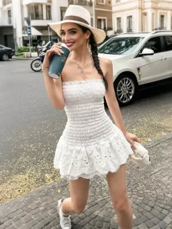 Robe courte en dentelle ajourée pour femme - Robe bustier blanche à volants et smocks - Idéale pour les vacances d'été à la plage 2026