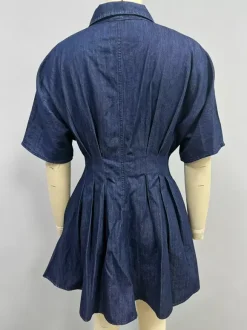 Robe courte en jean à manches courtes pour femme - Robe chemise en jean bleu foncé plissée à taille boutonnée - Idéale pour une soirée décontractée d'été 2026