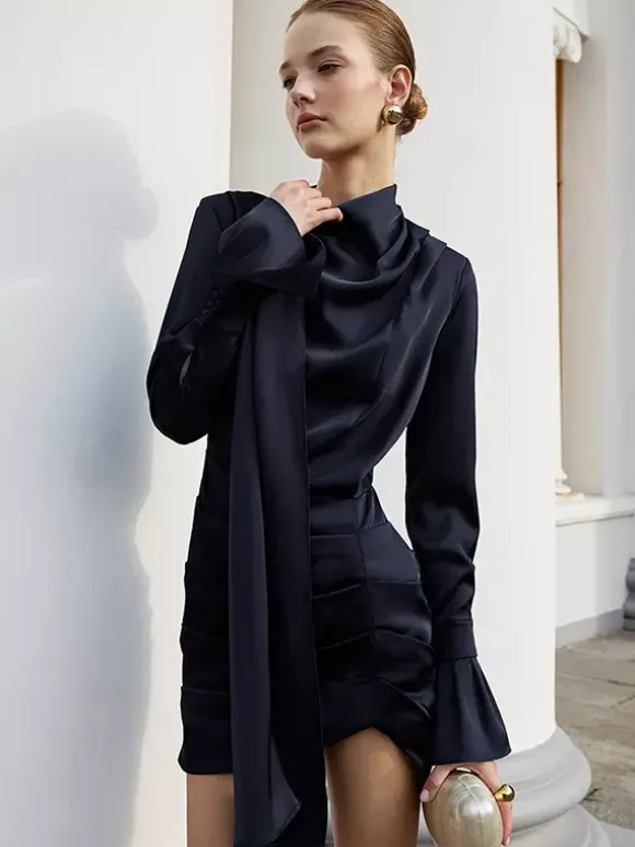 Robe courte en satin bleu marine pour femme - Élégante robe à col montant froncé et manches évasées - Idéale pour un cocktail de printemps 2026