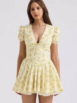 Robe courte fleurie jaune beurre à manches courtes et col en V pour l'été 2026