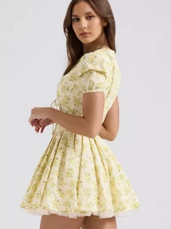 Robe courte fleurie jaune beurre à manches courtes et col en V pour l'été 2026