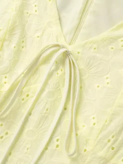 Robe courte jaune à 艙illets col en V et manches bouffantes été 2026