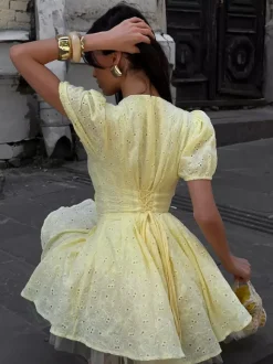 Robe courte jaune à 艙illets col en V et manches bouffantes été 2026