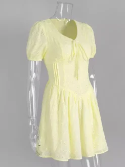Robe courte jaune à 艙illets col en V et manches bouffantes été 2026