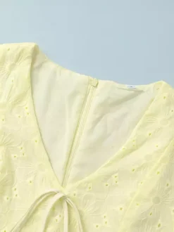 Robe courte jaune à 艙illets col en V et manches bouffantes été 2026
