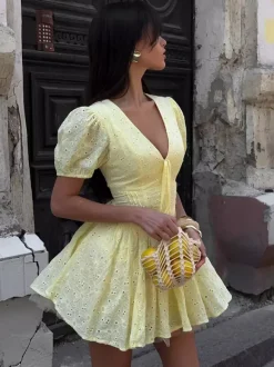 Robe courte jaune à 艙illets col en V et manches bouffantes été 2026