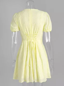 Robe courte jaune à 艙illets col en V et manches bouffantes été 2026