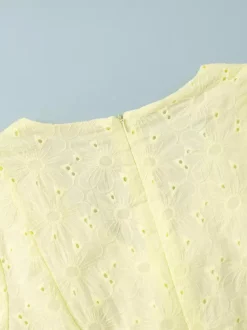 Robe courte jaune à 艙illets col en V et manches bouffantes été 2026